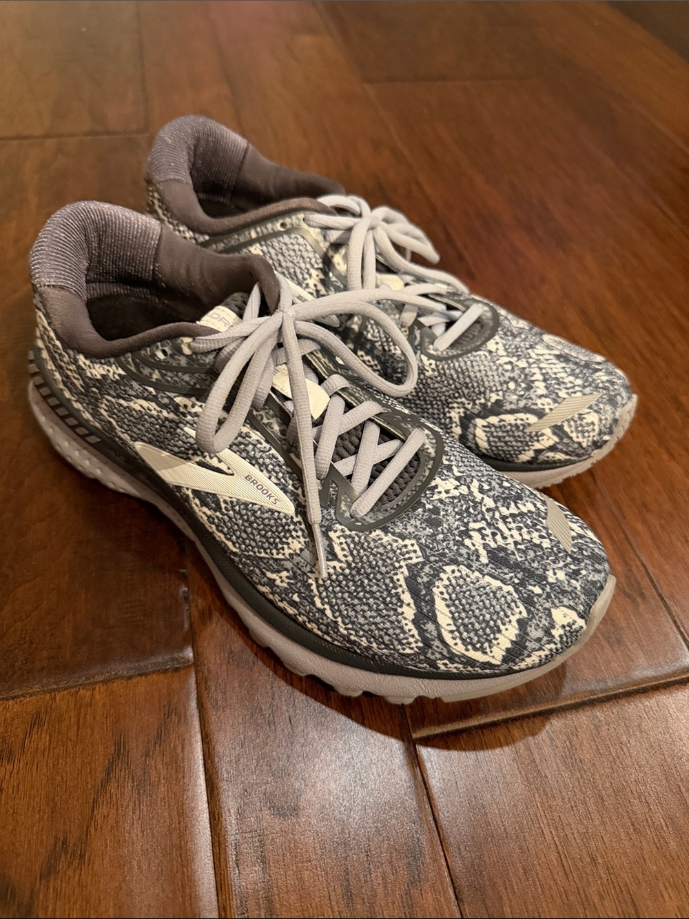Brooks Gray and Off-White Snake-Print Running Shoes